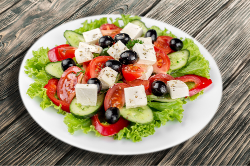 Griechischer Salat auf Teller
